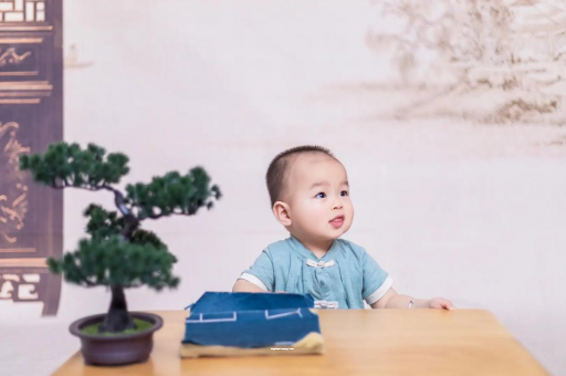 中山怀孕肚子中间凹两边凸