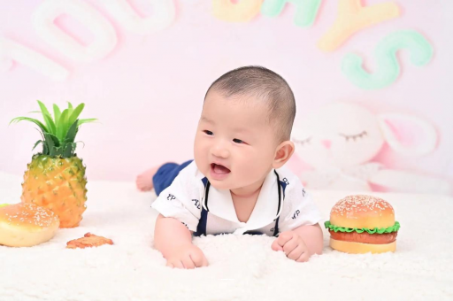 中山宝宝在妈妈肚子里
